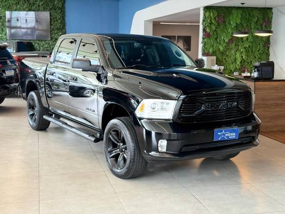 RAM CLASSIC 5.7 V8 GASOLINA LARAMIE NIGHT EDITION CD 4X4 AUTOMÁTICO